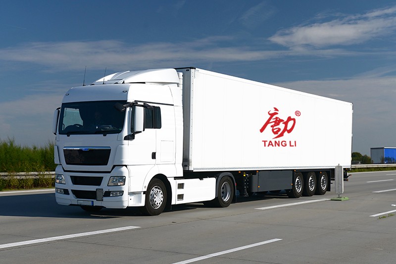 Tangli Semi-Trailer Truck на шоссе